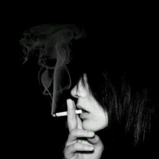 嘴叼香烟