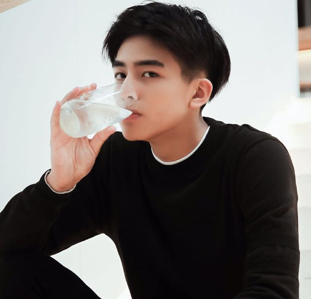 【国服第一帅哥】直播视频 - YY