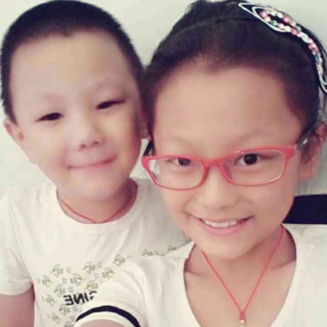 小小风吹着碎花裙