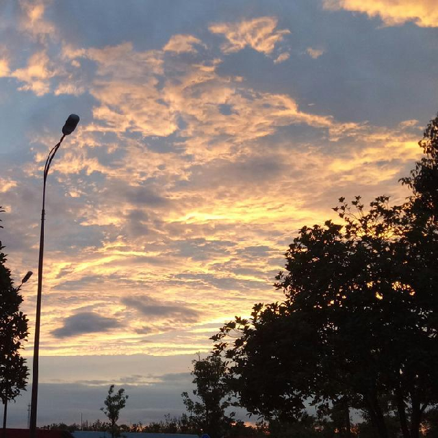 一半哭泣一半微笑