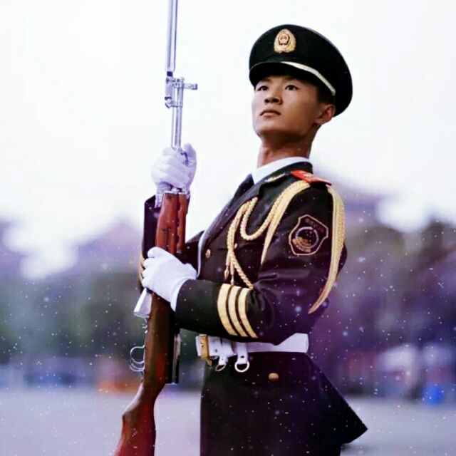 左手牵你,右手敬礼